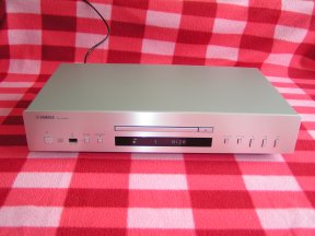 Yamaha Moderní CD přehrávač CD-S303 – zánovní stav (2)